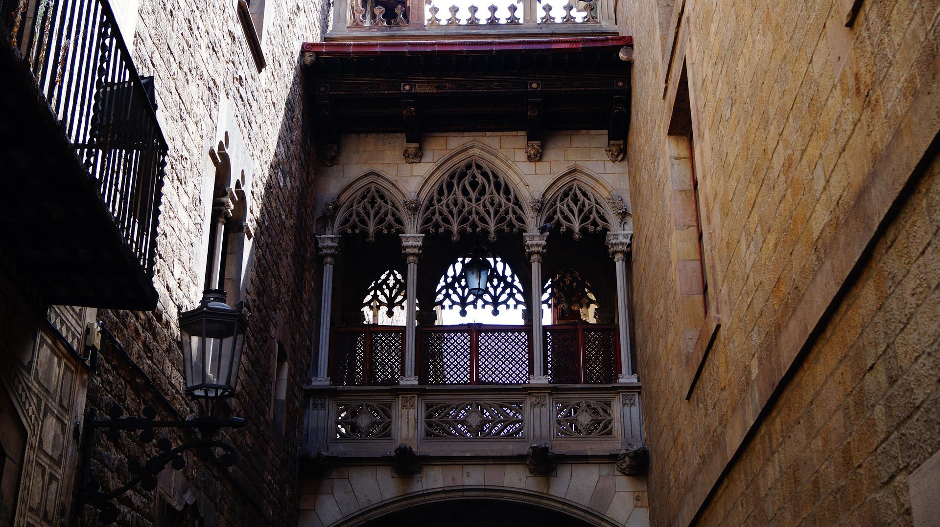 El Pont del Bisbe: Gothic bridge in Barcelona's Gothic Quarter