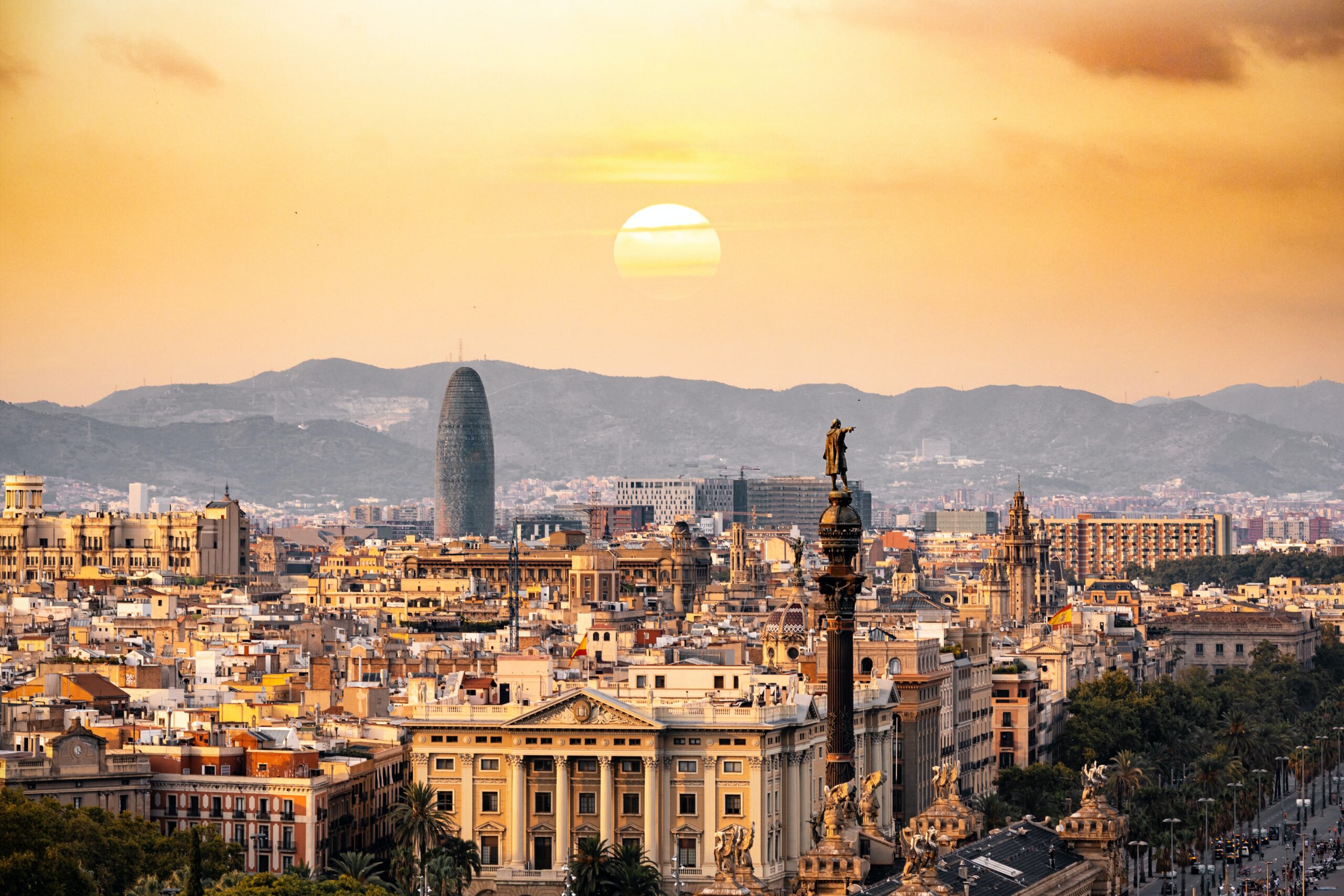 Join our free tours Barcelona and free tour Madrid with our professional team.