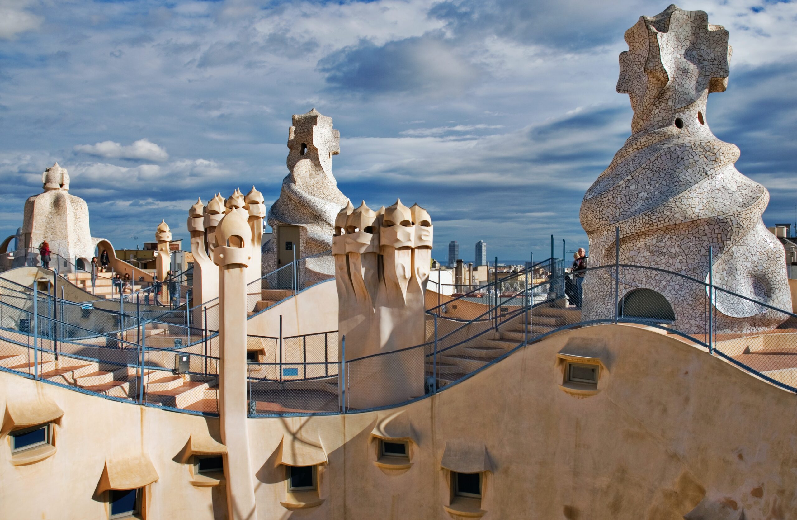 We offer a complete Antoni Gaudí free tour in Barcelona