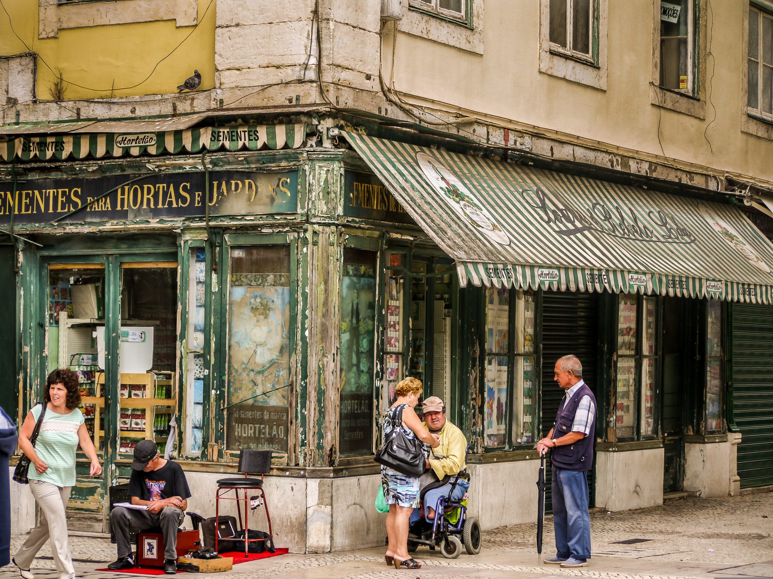 Lisbon Walking Tour St. Georges Castle Alfama and Pink Street