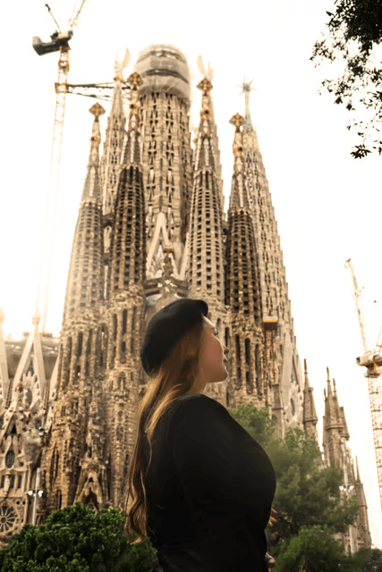 Photoshoot in Barcelona – Professional cinematic photoshoot at Sagrada Familia and breathtaking city landmarks. Cherish your memories. Book now!