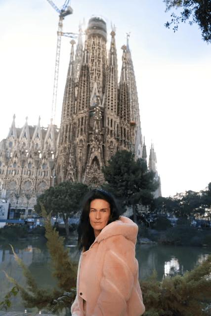 Photoshoot in Barcelona – Professional cinematic photoshoot at Sagrada Familia and iconic city sights. Preserve your special moments. Book now!